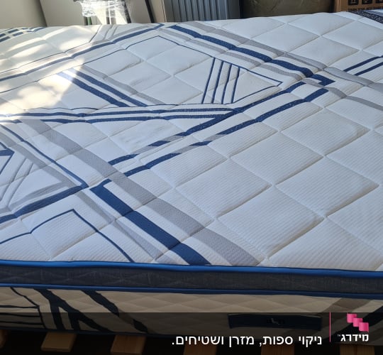 מזרן על בסיס עץ עם קופסאות ברקע
